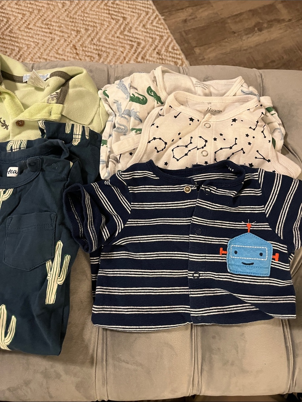 Lot of 5 boys Short Onsies age 9-12 months Brands Tea and more